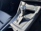 Audiのシフトレバーは、高級感と先進技術を反映したデザインが特徴です。オートマチックトランスミッションやデュアルクラッチトランスミッション(Sトロニック)を採用しております。
