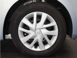 ◆純正ホイール装着車◆シンプルなデザインのホイールキャップ付きです。
