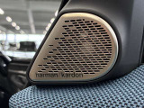 MINIのヘッドライトは、ブランドの象徴であるクラシカルな丸型デザインが最大の魅力です。現行モデルでは、周囲を囲む円形のLEDデイライトが個性を放ち、夜間でも一目でMINIと分かる高い視認性を誇ります。
