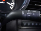 【オートライト】周囲の明るさに応じて自動でヘッドライトの点灯・消灯ができる機能です。ライトの付け忘れ・消し忘れなどが無くなり、雨の日や夕方の走行も安心。トンネル通過時も便利ですね。