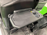 飲み物や食べ物を気軽に置ける格納式シートバックテーブルを、運転席と助手席の背もたれにご用意。車内の休憩も快適です!
