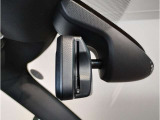 【ETC機能付防眩ミラー】BMWのルームミラーは、ETCと一体型でございます。ミラーは防眩機能付きですので、後方車両のヘッドライトの明かりをカット致します。