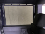 ロールサンシェイドは、太陽光を防ぐので冷房の効きを良くする効果もあるんです。エアコンを控えめにすれば燃費向上も期待できます