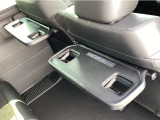 フロントシートバックには可倒式のシートバックテーブルが付いています☆