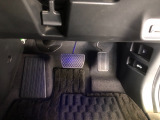 【運転席】アクセル、ブレーキはこのようになっております。