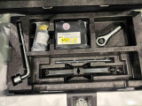 ラゲージの下にはジャッキや応急パンク修理セットが備わっています