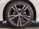 【BMWアロイホイル】軽量かつ強度に拘ったアロイホイル。走行性能ポテンシャルを引き出す設計。車の足元を引き締めてくれる大きなポイントはアロイホイルです。
