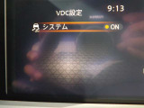 【VDC】滑りやすい路面などでのハンドル操作で車両が横滑りしそうになると、ブレーキおよび走行用モーターの出力を制御し車両の安定性を向上させる。