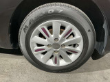純正アルミホイールで、愛車をもっとカッコよく自動車メーカーが直接扱う純正アルミホイール。車種にマッチしたデザインで、愛車の個性を際立たせます。安全性や耐久性にも優れ、安心して使用できます。