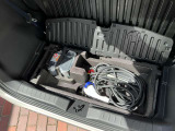 ラゲッジボード下にもアンダーボックスが!車載工具とパンク修理キットが入っているスペースの脇に、ちょっとした小物の収納が出来るようになっています。