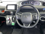 運転席まわりです。 各操作スイッチは使いやすい位置に配置されてます。