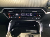 左右独立温度調整機能付エアコンを装備。シートヒーターとあわせて快適にお過ごしいただけます。