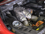 フェラーリのロードカーとして初めて120度のVバンク角を持つV6エンジンを採用し、低重心化に貢献しています。