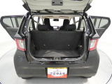 【荷室】スーパーのお買い物など日常の荷物がたっぷり積める荷室空間。リヤゲートが大きく開き、出し入れもスムーズです。