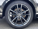 19インチ純正アルミホイール+235/40R19モビリティタイヤを装着。オプションのDCC(アダプティブ・シャシ・コントロール)「DCC」を採用し、スポーティかつ快適な乗り心地を実現します。