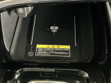 【ワイヤレス充電器】Qi対応のスマートフォンを置くだけで充電ができます。【アクセサリーソケット】電源からケーブルをつなげば、スマートフォンなどの電子機器の充電などを行うことができます!