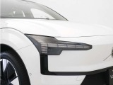 ひときわ印象的なT字型のLEDヘッドライトは、新世代のボルボを象徴するユニークなアイコンとなっています。LEDデイタイム・ランニング・ライトやポジションライト、ウインカーの役割も果たします。
