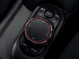 MINIの運転席操作部は、中央に構えるディスプレイが最大の特徴です。航空機を思わせるトグルスイッチなど、直感的で遊び心のあるメカニカルな操作感が、ゴーカートのような走りの高揚感を高めます。