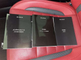 メンテナンスノート、取扱説明書です。 その車の整備記録が事細やかに記録されています。 車が生まれてから今までどのような道を歩んできたのか判るとても重要な物ですよ。