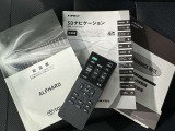メンテナンスノート、取扱説明書です。 その車の整備記録が事細やかに記録されています。 車が生まれてから今までどのような道を歩んできたのか判るとても重要な物ですよ。