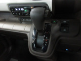 インパネシフトだから視線の移動も少なく足元もスッキリ。運転席もゆったりしているのでゆとりを持ってドライブできますね。