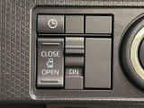 助手席側はパワースライドドアウェルカムオープン機能 降車時にスイッチで予約しておけば、乗車時に電子カードキーを持ってクルマに近づくだけでパワースライドドアが自動でオープン♪