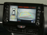 【パノラミックビューモニター】車両を上から見たような映像をディスプレイオーディオ画面に表示。運転席からの目視だけでは見にくい、車両周辺の状況をリアルタイムでしっかり確認できます。