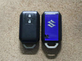 スマートキーです。キーを携帯しているだけで、ドアロックの開閉やエンジンの始動が可能です。