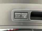 バックドアは電動で開閉できます。運転席のスイッチを押すだけで重たいバックドアが電動で動きます。
