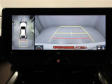 パノラミックビューモニターを装備。駐車場や交差点でクルマを真上から見るように周囲を確認できます。機能の詳細は販売店スタッフまでおたずねください。