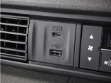 ◆USB接続端子◆スマホやiPodなどを接続して、いつもの音楽を車内でもお楽しみいただけます♪