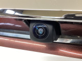 車の後方に小型カメラが付いておりバックする際の後方の様子をモニター上に表示します。