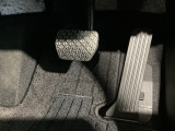 マツダ車の共通するポイントに前輪を前に出し運転席足元スペースを広げたこと!これによりホイールハウスが邪魔にならずにドライバーの中心線を基準とした位置へのペダル配置が可能となりました!