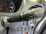 視認性の高いウインカーレバーで、安全な運転をサポートします。スムーズな操作で、周囲への注意喚起を助けます。
