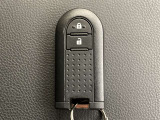 ドアの開閉時、両手が荷物で塞がっている時はキーレスでのカギの解除が大変ですよね。スマートキーはポケットやバッグに入れておけば、ノブに触れただけでロックの解除が可能です。とても便利な機能です。