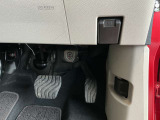 フューエルオープナーレバー、その下はボンネットフードオープナーレバー。 運転席には万が一の時、下肢の怪我を軽減させるニーエアバックを装備。