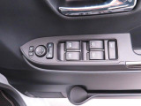 パワーウィンドウのスイッチです。 運転席に居ながら助手席の窓を開け閉めできるので便利ですよ。 ロック機能も付いてるので子供がイタズラして窓を開けるという事もできなくできますよ。