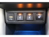 データ転送/給電用のUSBポートが装備されています。車内にあると便利なアイテムのひとつですね!