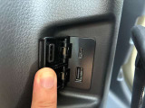 リヤクォーターポケットのそばにはUSB電源ソケットがあります。Type-A/Type-C対応になります。