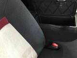 ひじ掛けが収納ボックスになります