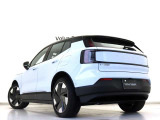 Volvo Cars appで車にリモートアクセスして、空調機能の操作や車の施錠・開錠、ソフトウェア更新などが可能です。エアコンやシートヒーターを操作して、出発前に車内を快適な温度に整えられます。