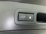 電動式バックドアです。 荷物を持ったままでもボタン一つで自動的に開け閉めできるので便利ですよ。 挟み込み防止機能も付いていますのでお子様の手や荷物を挟み込むのを防いでくれますよ。