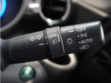 【オートライト】車外の明るさに応じて自動で点灯します。手動で点灯/消灯させることもできます。