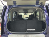 後ろが狭い駐車場やガレージでも、上のガラス部分だけを開けて省スペースで荷物を出し入れできる便利なデュアルバックドアです。