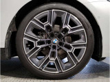 BMWの純正アロイホイールは軽量かつ強度にも優れているホイールで走行性能を引き上げる設計になっております。足元にもBMWは妥協がなくこだわっている個所になります。