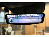 ミラーに加え、ボディ後部に装着された高精細カメラで車体後方をモニターし、ディスプレイに表示させる事で安全に後方確認が出来ます。