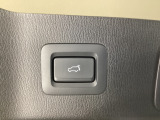 パワーリフトゲートは運転席とリフトゲート側、さらにアドバンストキーでも開閉が可能!開度は無段階にメモリー設定もできます。ゲート内側にタッチセンサーを配置し、手などを挟み込む危険を低減します。
