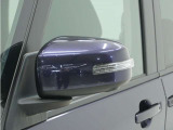 ◆ドアミラーウインカー◆ドアミラーにウインカーを装備しています。対向車に自身の進行方向を合図し安全に運転できます。