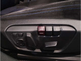 【コックピットシート】BMW車の主役席。車体中央にくる様に配置し車両重心とが一致する事でドライバーと車との一体感あるドライビングを実現。人間工学に基づき形成した形状が長時間のドライブ疲労も軽減します!