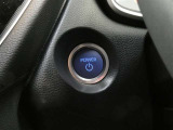 スマートキーを携帯していればキーを取り出さずにドアを施錠&解錠。クルマの始動も可能です。